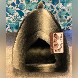 Doodle & co.  Cat teepee tent style soft bed